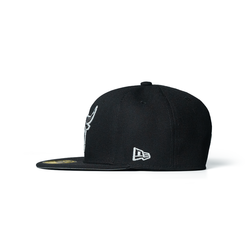 NEW ERA 59FIFTY CHICAGO BULLS BLACK BLACK & WHITE LOGO