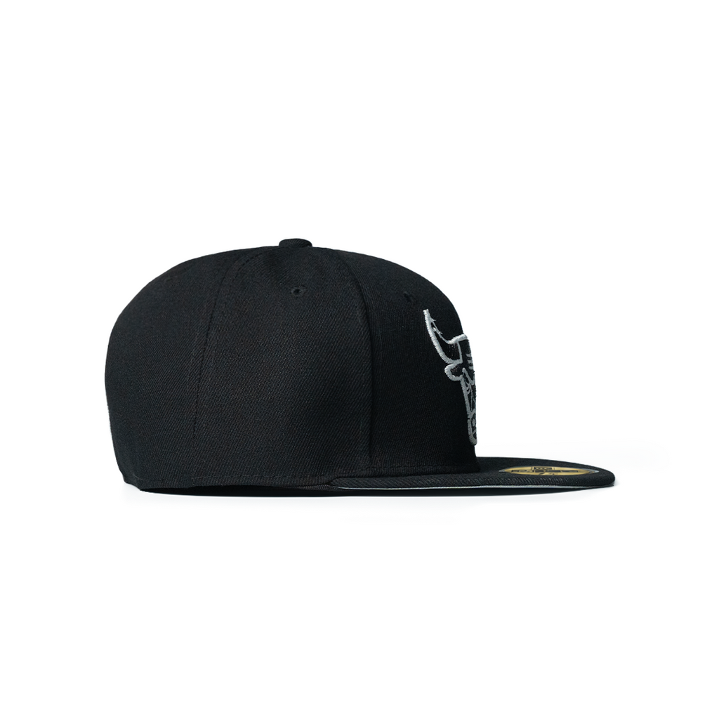 NEW ERA 59FIFTY CHICAGO BULLS BLACK BLACK & WHITE LOGO