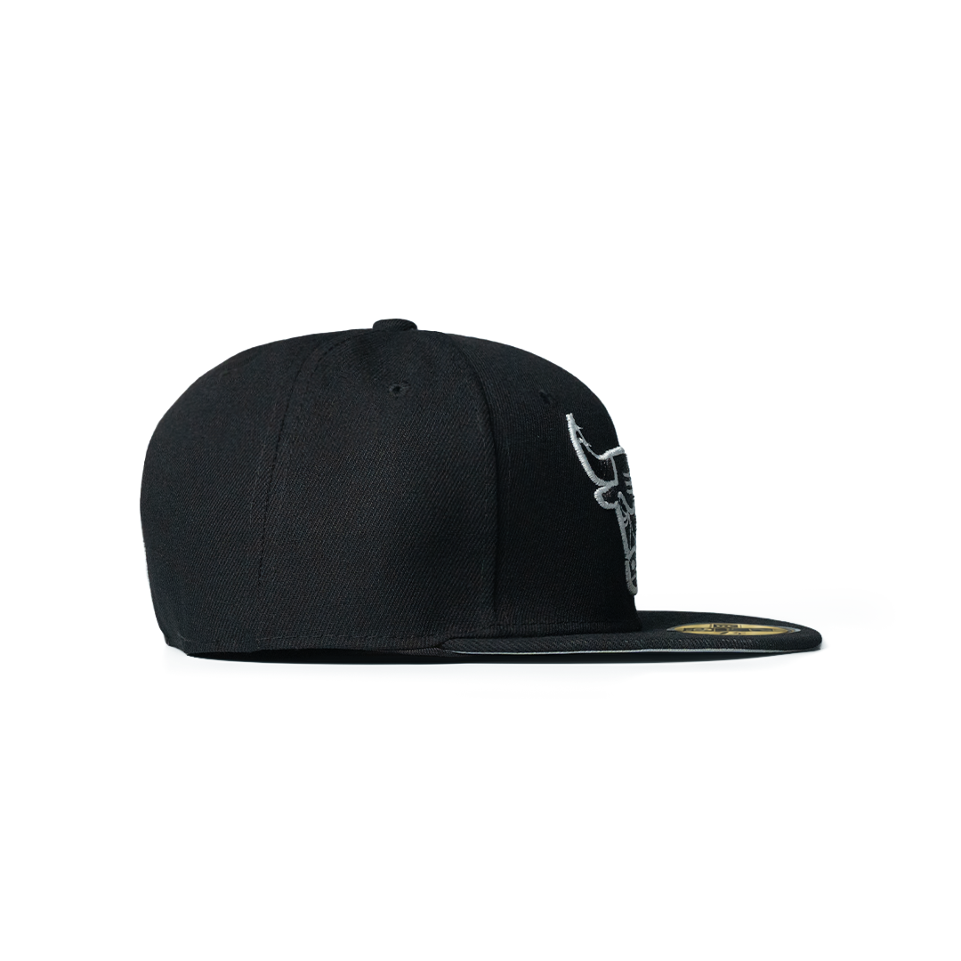 NEW ERA 59FIFTY CHICAGO BULLS BLACK BLACK & WHITE LOGO