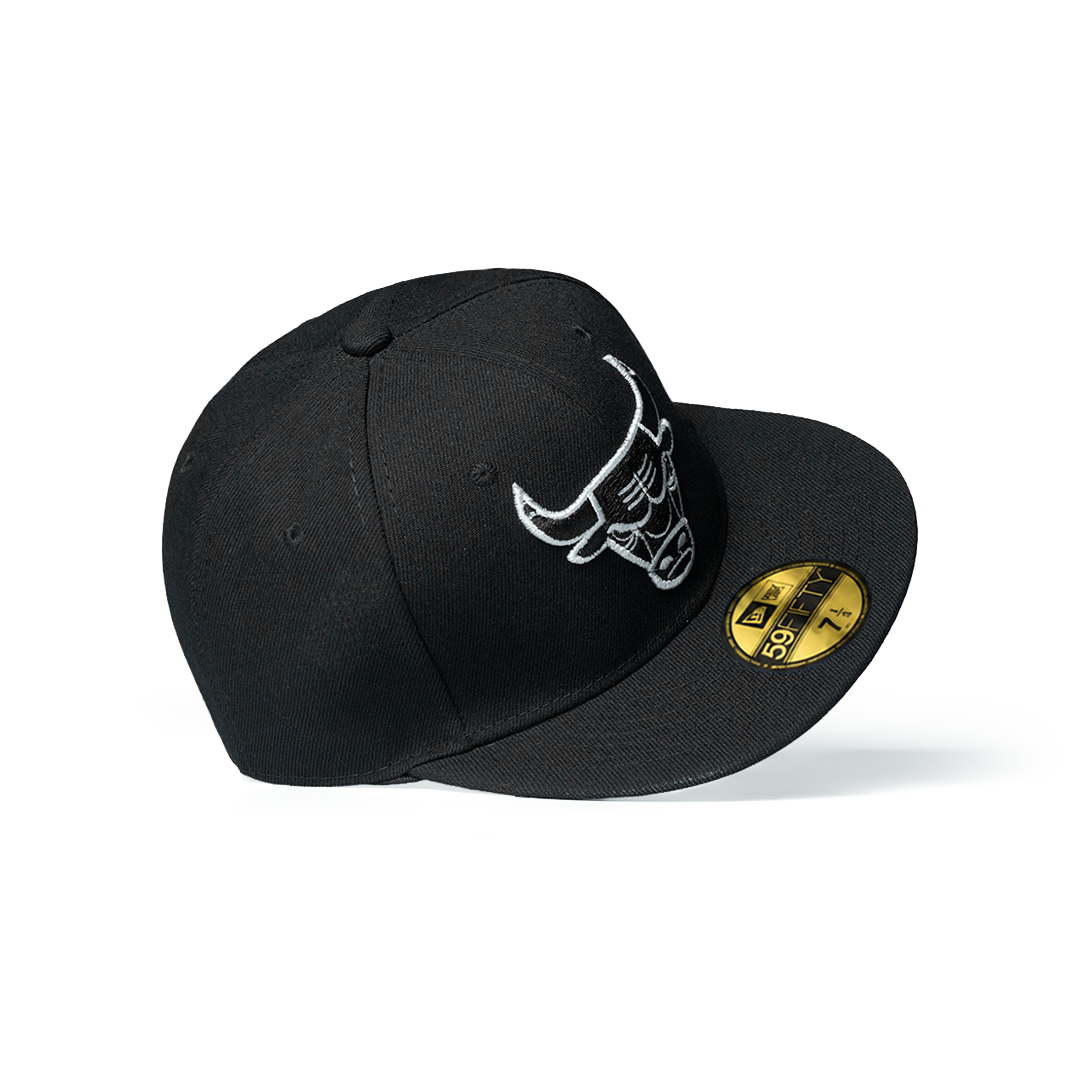 NEW ERA 59FIFTY CHICAGO BULLS BLACK BLACK & WHITE LOGO