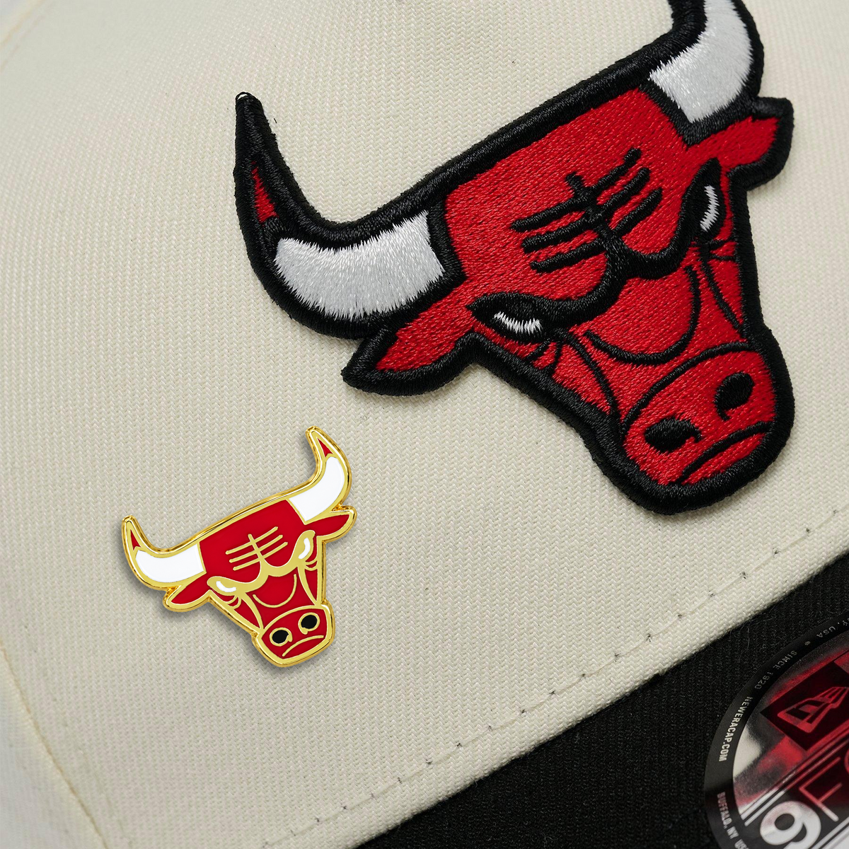 CHICAGO BULLS GOLD LOGO PIN