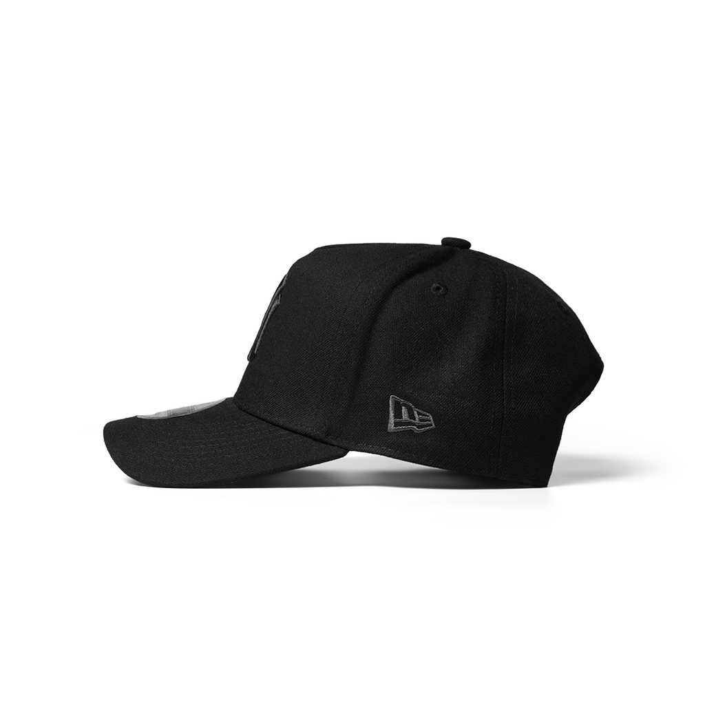 NEW ERA 9FORTY A-FRAME NEW YORK YANKEES WORLD SERIES 1999 BLACKOUT RED PRIME EDITION