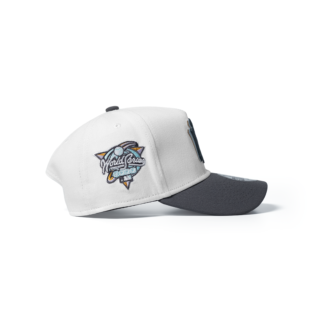 NEW ERA 9FORTY A-FRAME NEW YORK YANKEES WORLD SERIES 2000 FADE STONE TWO TONE EDITION
