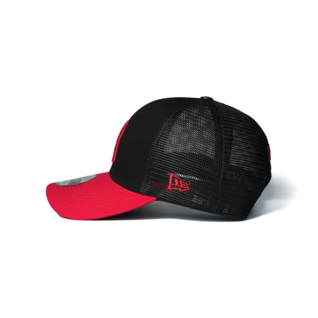 NEW ERA 9FORTY NEW YORK YANKEES HOME FIELD BLACK/RED TRUCKER