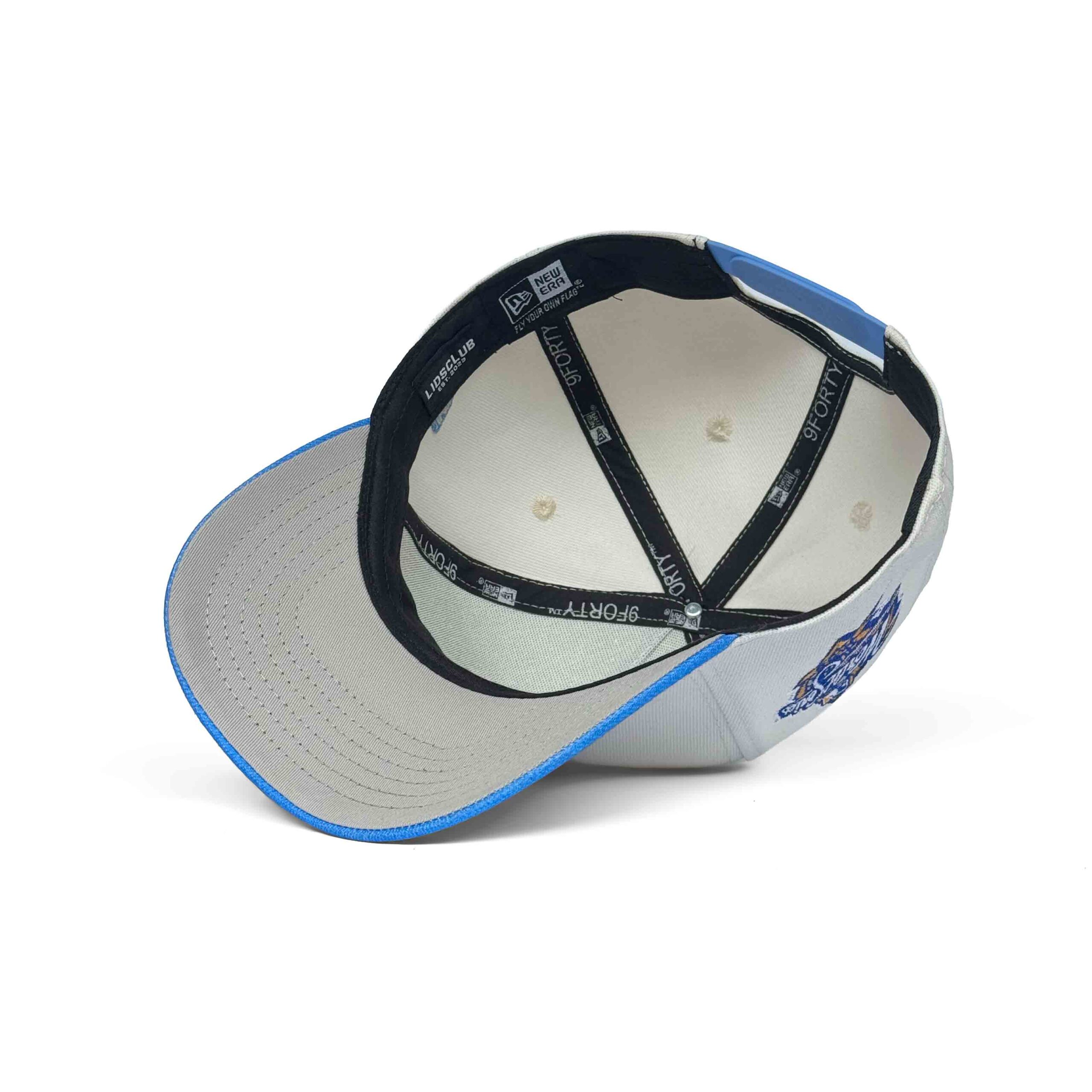 NEW ERA 9FORTY A-FRAME NEW YORK YANKEES WORLD SERIES 1998 CHROME GOLD EDITION - Image 4